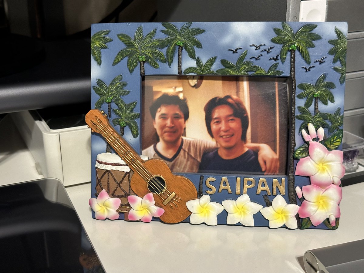 本日13回忌　青山純

午前中のどんよりした曇りから

昼には青空が広がり

流石です

東に沈みつつある太陽の反対側には

あと2日で満月になる月が