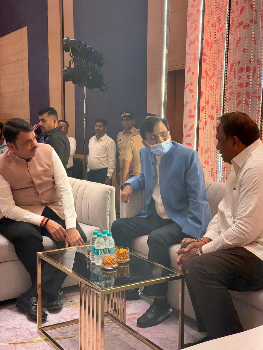 mataonline's tweet image. मुख्यमंत्री देवेंद्र फडणवीस यांनी खासदार संजय राऊतांची भेट घेत यांच्या प्रकृतीची विचारपूस केली. देवेंद्र फडणवीस आणि संजय राऊत यांच्यात जवळपास १५ -२० मिनिटं चर्चा झाली.
#SanjayRaut #DevendraFadnavis #MarathiNews #news