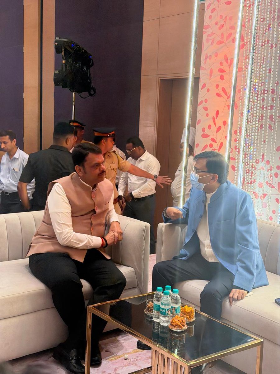 mataonline's tweet image. मुख्यमंत्री देवेंद्र फडणवीस यांनी खासदार संजय राऊतांची भेट घेत यांच्या प्रकृतीची विचारपूस केली. देवेंद्र फडणवीस आणि संजय राऊत यांच्यात जवळपास १५ -२० मिनिटं चर्चा झाली.
#SanjayRaut #DevendraFadnavis #MarathiNews #news