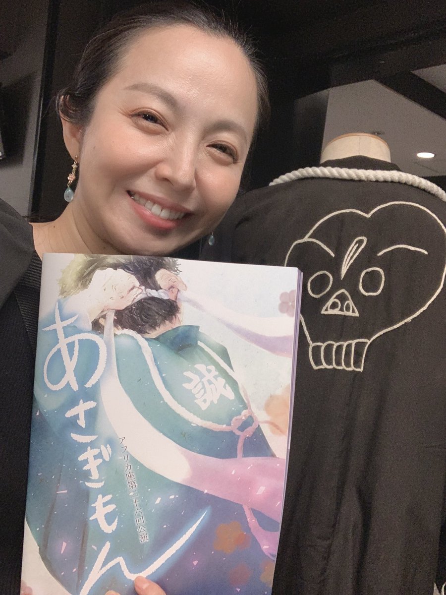 takamu3's tweet image. 舞台『あさぎもん』観劇後の感想は
 #あさぎもんみた をつけてポストして下さいね！

本公演おすすめのパンフレット
マジ素敵です 2000円
チェキ4枚買ったと思えば全員分見れちゃうお得さ

マネキンの近藤さんの奥様の刺繍いり羽織はボス中山さん着用品☺️
ここフォトスポットですよ
 #あさぎもん2025