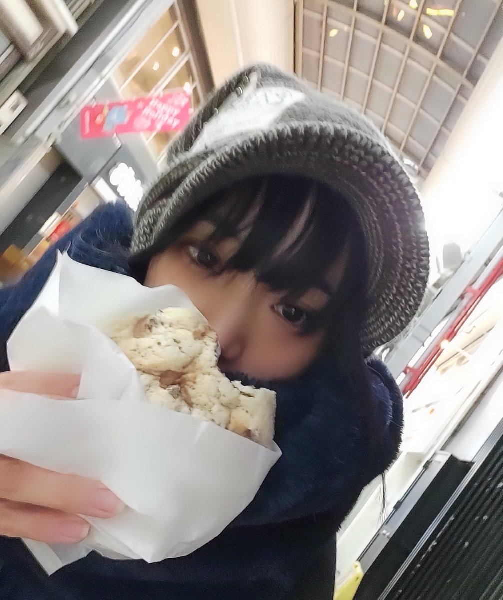 きょうのお稽古もおわり！！ やすこからメロンパンもらってもぐもぐし