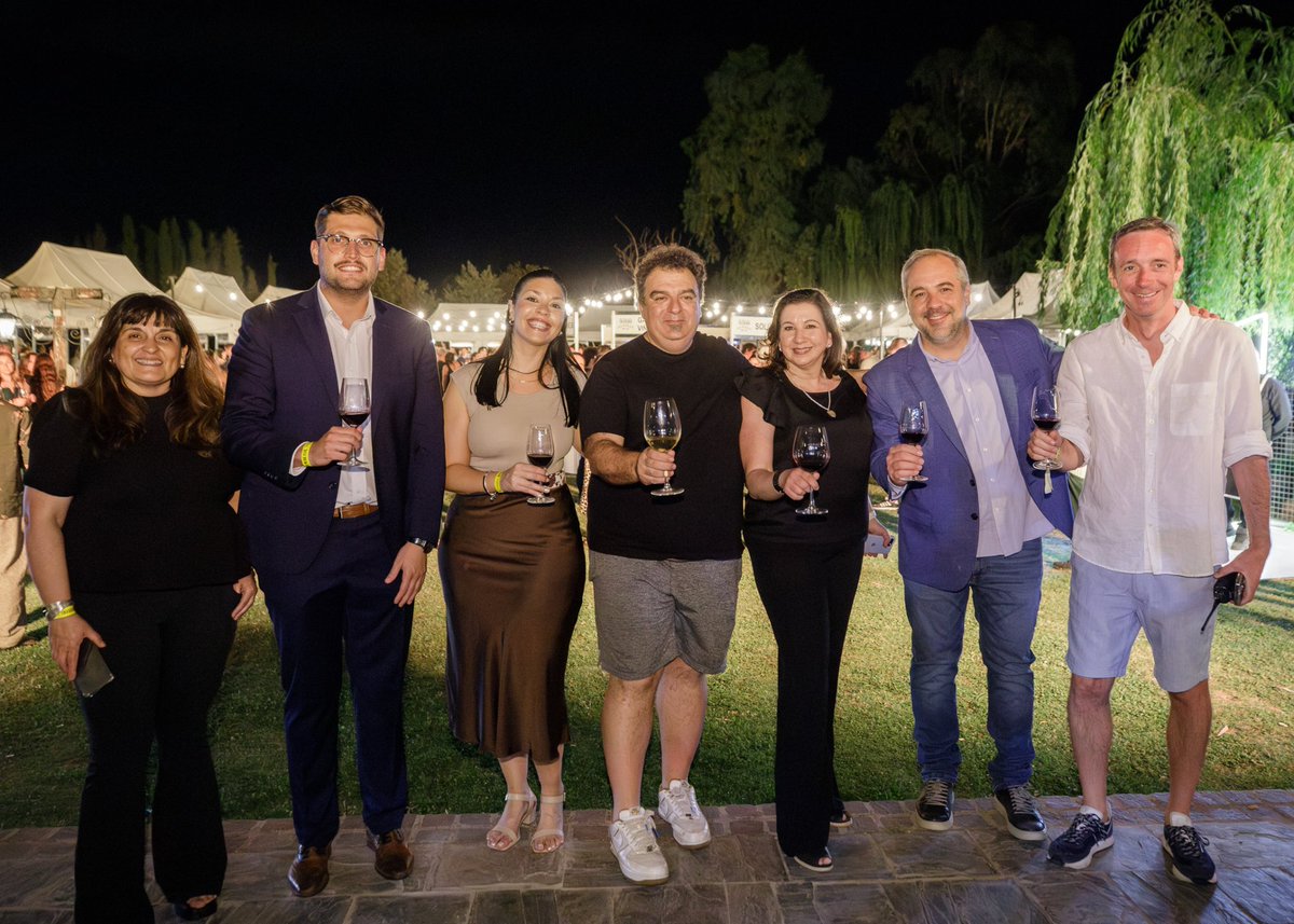MatiasStevanato's tweet photo. 🌟Chachingo Wine  Fair.
La feria que ya es un clásico en el departamento y un referente del vino a nivel nacional e internacional 🍷✨
📍 @casavigil_ 

Maipú, una vez más sede de este gran evento, con bodegas de todo el país y una presencia que crece cada año.

Desde el municipio acompañamos el evento con todo lo necesario para que cada experiencia sea impecable.

Un encuentro que trasciende fronteras y se comparte en todq Argentina, consolidando a Maipú como epicentro del vino y las grandes experiencias. 🇦🇷🌍