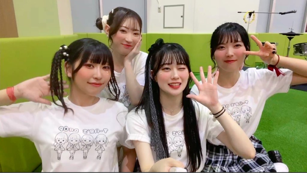 🍬🤍てぃあーずのヒ⭐︎ミ⭐︎ツ💧🫧

第2問
この中で1番グミ好きの子はだ〜れだ⁇

#てぃあーず #ガールズバンド #バンド女子
#てぃあーずのヒミツ