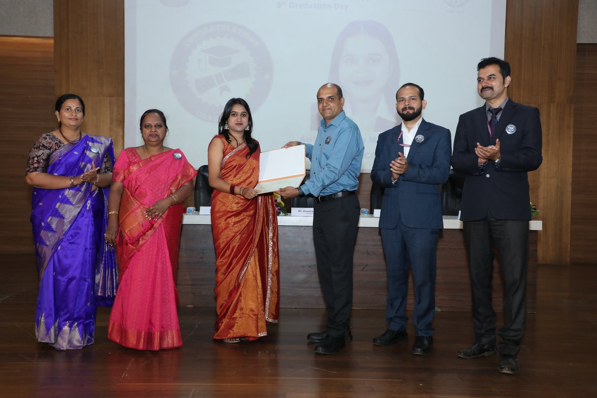 klsgitbelagavi's tweet image. 🎓 Dept. of MCA, KLS GIT, Belagavi celebrated Graduation Day &amp;amp; Toppers’ Felicitation 2025 on Nov 27. Chief Guest Mr. Anand Gangoor from @TTECDigital inspired graduates as degrees &amp;amp; awards were conferred. #KLSGIT #MCAGraduation #FutureReady #ProudMoment
