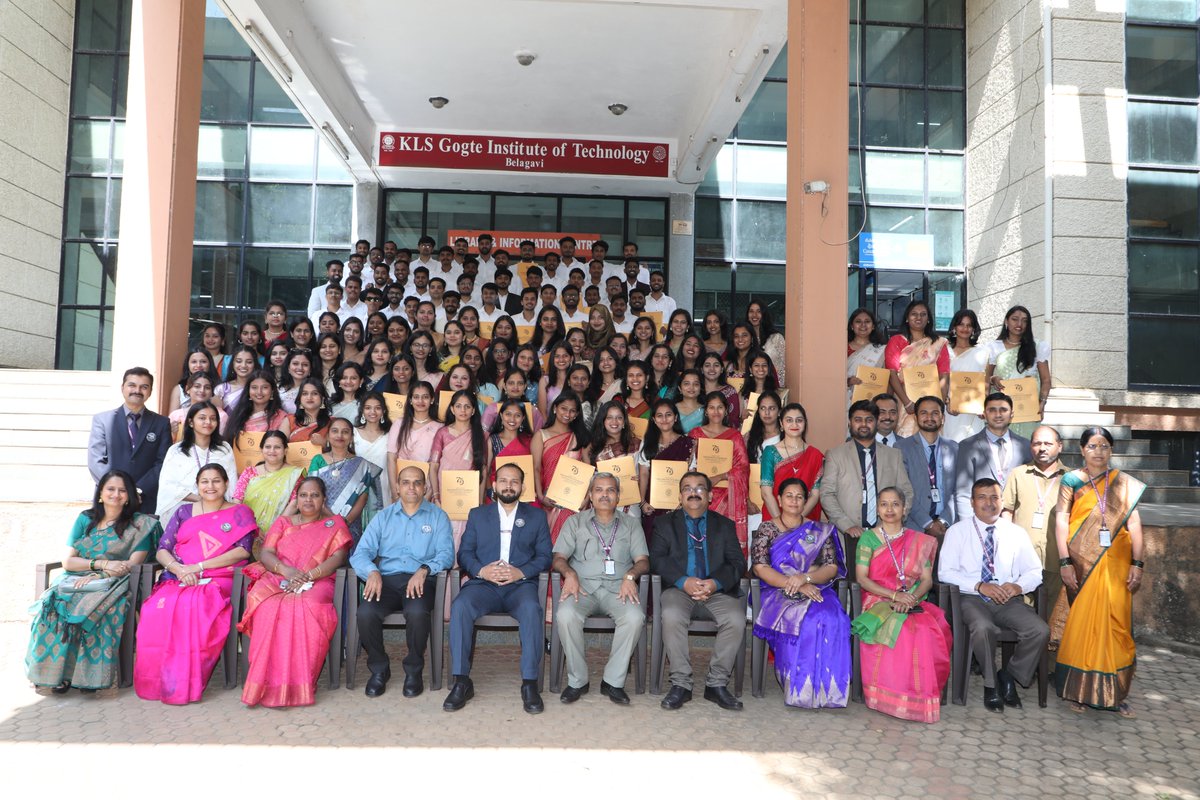 klsgitbelagavi's tweet image. 🎓 Dept. of MCA, KLS GIT, Belagavi celebrated Graduation Day &amp;amp; Toppers’ Felicitation 2025 on Nov 27. Chief Guest Mr. Anand Gangoor from @TTECDigital inspired graduates as degrees &amp;amp; awards were conferred. #KLSGIT #MCAGraduation #FutureReady #ProudMoment