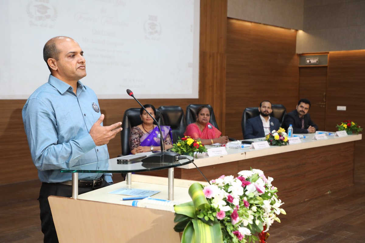 klsgitbelagavi's tweet image. 🎓 Dept. of MCA, KLS GIT, Belagavi celebrated Graduation Day &amp;amp; Toppers’ Felicitation 2025 on Nov 27. Chief Guest Mr. Anand Gangoor from @TTECDigital inspired graduates as degrees &amp;amp; awards were conferred. #KLSGIT #MCAGraduation #FutureReady #ProudMoment