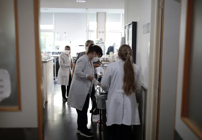 #TodosEnLaOcho
Día del Médico
"hay que tener carácter bien forjado, sensibilidad con la gente, capacidad de dejar problemas personales para atender adecuadamente angustias ajenas"
Dr Dardo Dorato, <a href="/amrorgar/">AMR | Asociación Médica de Rosario</a>
youtube.com/@laochoam830