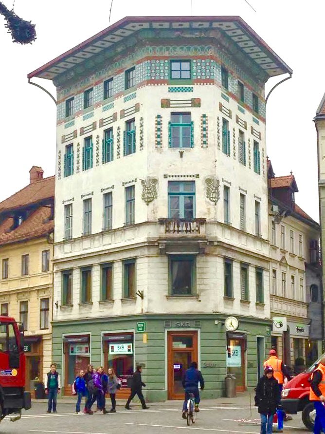 HarriganCath's tweet image. L J U B L J A N A
Slovenia

#AlphabetChallenge  
#WeekWforWindows  #ThePhotoHour