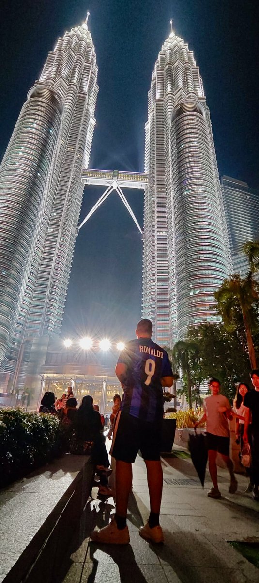 Lo dijimos y aquí estamos.📍Malasia.  Si esta publicación llega a 100❤️ hacemos el sorteo más grande hasta ahora con los amigos de <a href="/Camisetasfutkit/">Futkit</a>. 🧨

Además si llegamos al objetivo, veremos las semis de la Copa Árabe en Qatar + pronósticos.

Objetivo 2026: ARGENTINA 🇦🇷