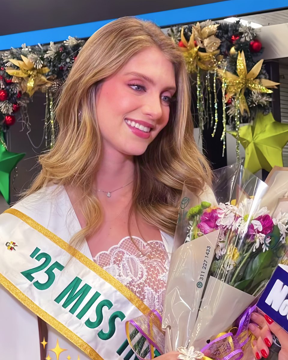 DiversaBelleza's tweet image. Qué bellas imágenes de nuestra reina dorada en su llegada a Medellín. 
No olviden que hoy llega a Bogotá, así que quienes puedan vayan al aeropuerto a recibirla. No todos los días tenemos la dicha de ver a una Miss International… ¡y colombiana además! 🇨🇴👑