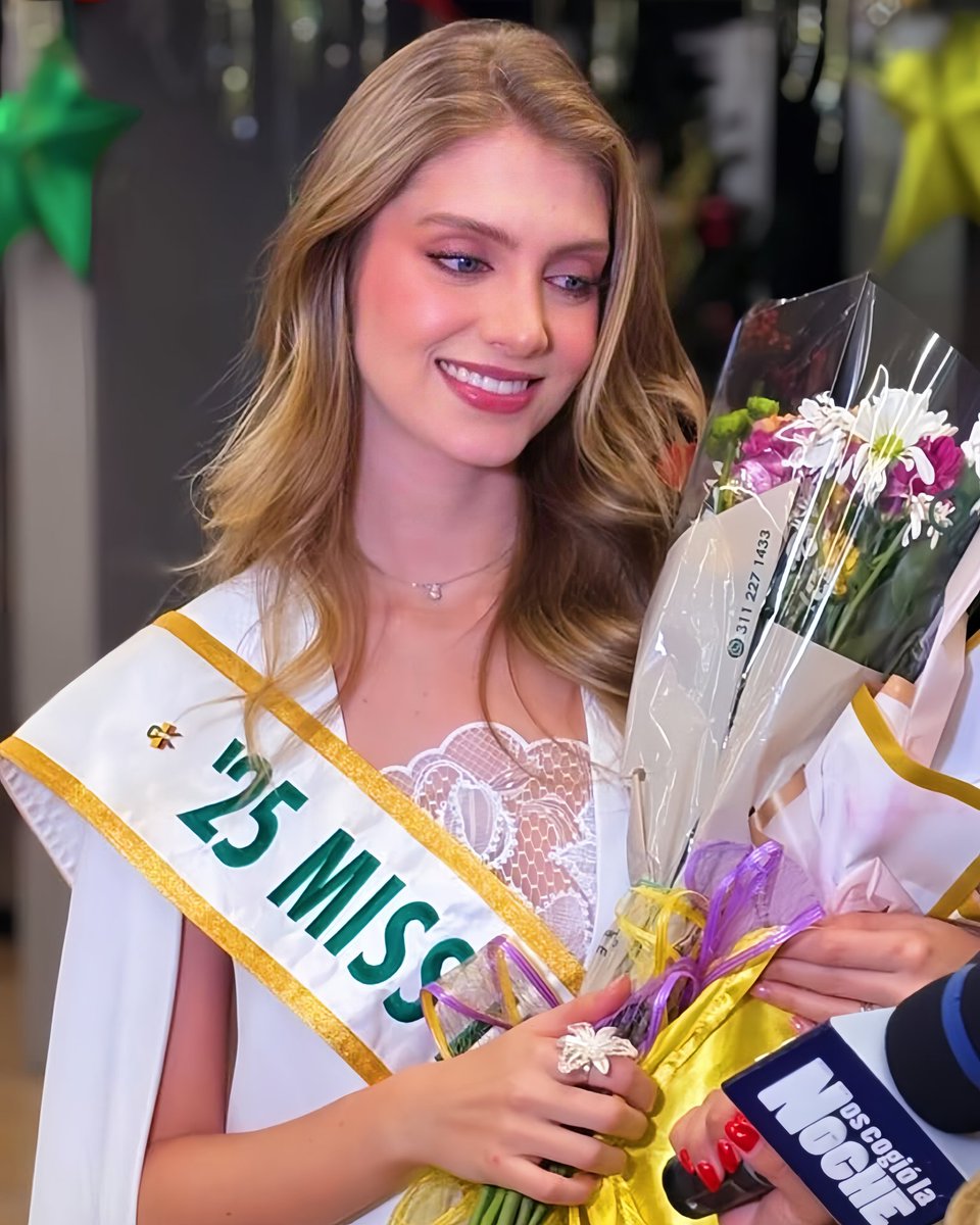 DiversaBelleza's tweet image. Qué bellas imágenes de nuestra reina dorada en su llegada a Medellín. 
No olviden que hoy llega a Bogotá, así que quienes puedan vayan al aeropuerto a recibirla. No todos los días tenemos la dicha de ver a una Miss International… ¡y colombiana además! 🇨🇴👑