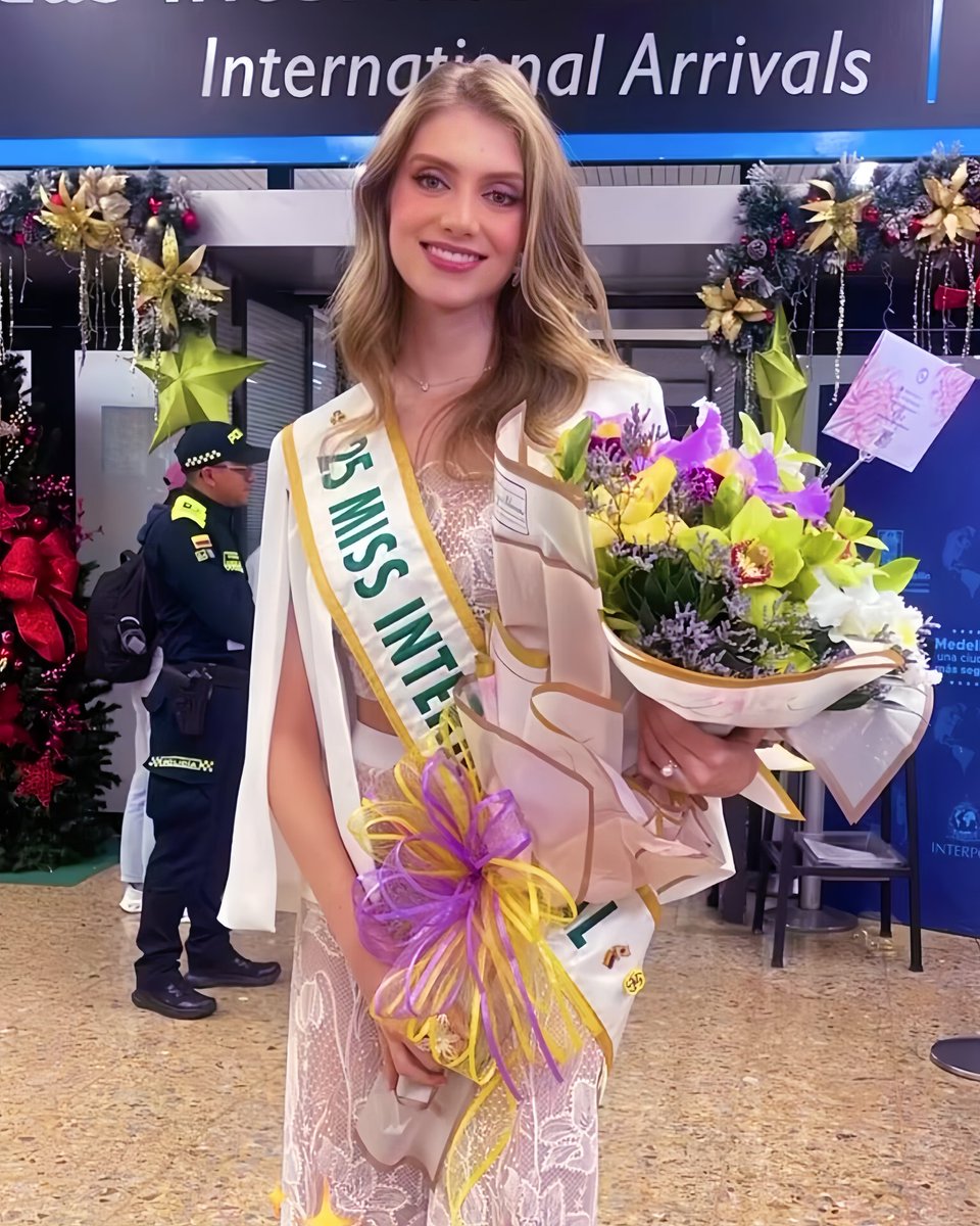 DiversaBelleza's tweet image. Qué bellas imágenes de nuestra reina dorada en su llegada a Medellín. 
No olviden que hoy llega a Bogotá, así que quienes puedan vayan al aeropuerto a recibirla. No todos los días tenemos la dicha de ver a una Miss International… ¡y colombiana además! 🇨🇴👑