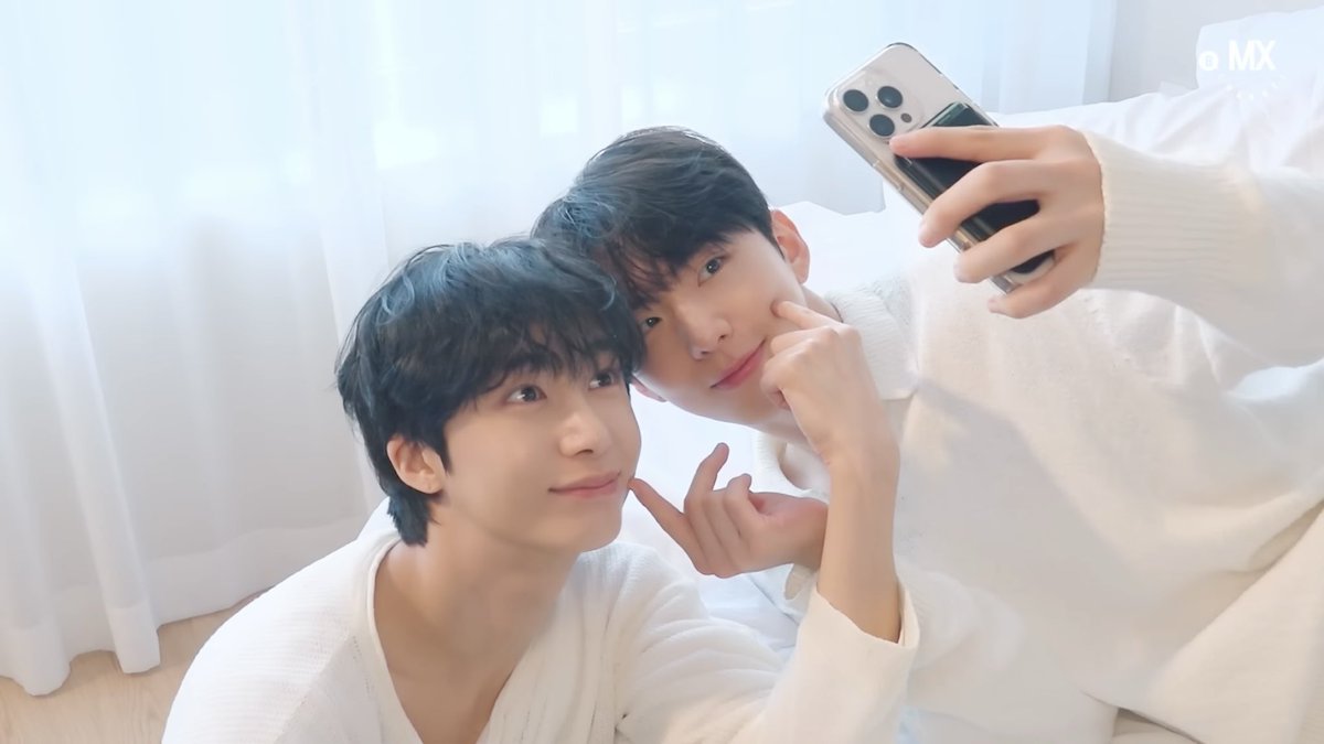 2ee1wife's tweet photo. 집 가던 우리 앞에 나타난 것 = 셀리맥스 비하인드
ㅋㅋㅋㅋㅋㅋㅋㅋㅋㅋㅋㅋ 진짜 웃음을 참을 수가 X https://t.co/tBqb2j3Rik