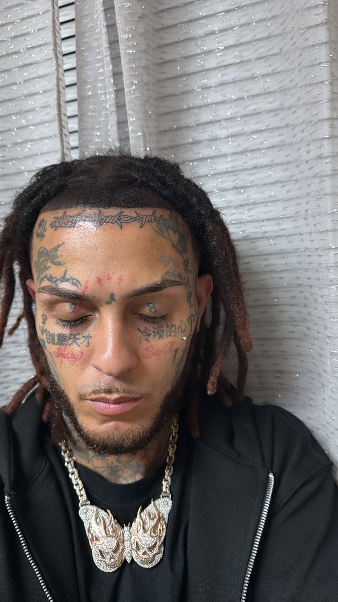 Skies🖤🦋🖤 tweet media