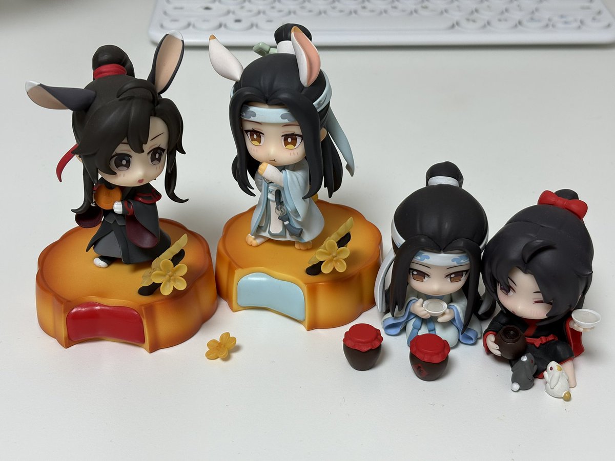 방정리중~~~
데려가고 싶은 분 계세요? (팔로워한정)
택배비+커피기프티콘 한 개로 보내요
박스 다 있을거고 무선토끼 꽃이 하나 빠짐+저도 계속 전시해놓은거라 자잘 스크래치! 전시용으로 추천합니다