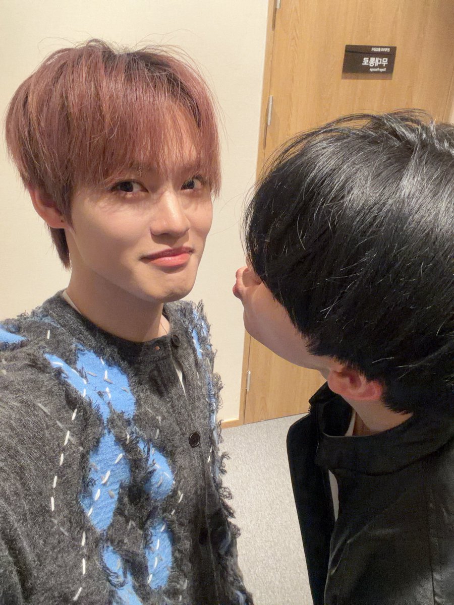 #JAEMIN from chenle’s weverse post 📷

“what should i do if oppa is too aggressive”