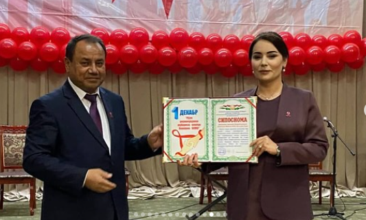 Real community leadership, driving real change 💪❤️
On #WorldAIDSDay2025 in #Tajikistan🇹🇯, Red Ribbons lit up central Dushanbe as <a href="/UNAIDS/">UNAIDS Global</a> and the Dushanbe Health Dept — under the leadership of the Tajikistan Network of Women Living with HIV — recognized the best maternity doctors