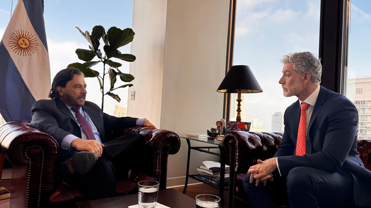 Mantuve un encuentro de trabajo con el cónsul general en Chicago, Lucas Gioja, enfocado en consolidar la presencia internacional de Salta.

Analizamos oportunidades de exportación y el interés de empresas estadounidenses en invertir en sectores estratégicos de la provincia, con