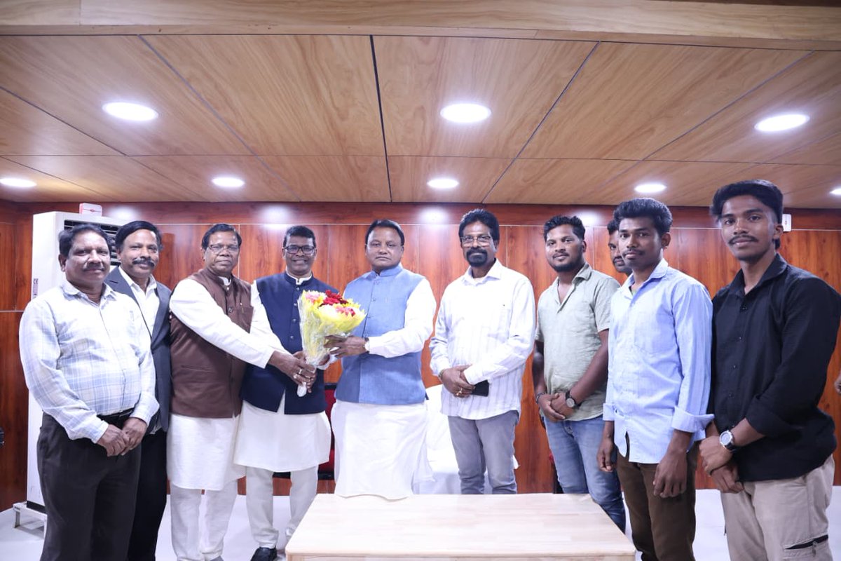 Coder_Pintu's tweet photo. The Central Committee of @AIHLAC_INDIA  — President Ramrai Munduya, Vice-President Chandra Mohan Haibru, Sadhu Birua from Birbas Ho Community Centre, Lakshmidhar Singh Gagrai, Purna Deogam, Gyanaranjan Chatar, and Sidahara Susar Akala — along with district committee President Shri Madhu Jarika, our Minister Er. Ganesh Ramsing Khuntia (@GaneshRamBJP ), and Karanjia MLA Shri Padma Charan Haibru (@PHaibur) met the Hon’ble Chief Minister Shri Mohan Charan Majhi (@MohanMOdisha ).

■ During this meeting, detailed discussions were held on the following key issues:
■ Inclusion of Ho language in the Eighth Schedule of the Indian Constitution
■ Granting Ho language secondary official recognition in Odisha
■ Rectifying government records where the Ho community has been divided under four different names — Ho / Munda / Kol / Kolha

Development and improvement of the Ho Community Centre at Birbasa, Bhubaneswar

In this regard, a memorandum was submitted addressing the Hon’ble Chief Minister, the Hon’ble Prime Minister @PMOIndia @narendramodi   , and the Hon’ble Union Home Minister @PIBHomeAffairs @AmitShahOffice @AmitShah .

◉ APPEAL TO ALL HO BROTHERS AND SISTERS

In this context, on behalf of AIHLAC, I earnestly request all Ho brothers and sisters to join in large numbers at:

📍 Bhubaneswar (Lower PMG Square) 🗓 12.12.2025 ⏰ 10:00 AM to 4:00 PM
for the one-day mass demonstration “Betanabu Bhubaneswar 2.0” to strengthen and support our Ho language movement.
Ho Language Zorẽŋ Jiḍ — Ho Society Zorẽŋ Jiḍ ✊💐👌💐🙏
#HoLanguage #HoLanguageMovement #HoBhasa #HoBhasaAndolan #RecogniseHoLanguage #8thSchedule #EightScheduleDemand #AdivasiRights #TribalIdentity #AIHLAC #HoCommunity #HoSociety #HoJagran #AdivasiUnity #HoMundaKolKolha #BhubaneswarProtest #BetanabuBhubaneswar #BetanabuBBSR2_0 #LowerPMG #OdishaGovernment #SaveHoLanguage #HoCulture #ZorengJid #HoZarengJid #AdivasiLivesMatter #TribalCulture #OdishaNews #AdivasiMovement