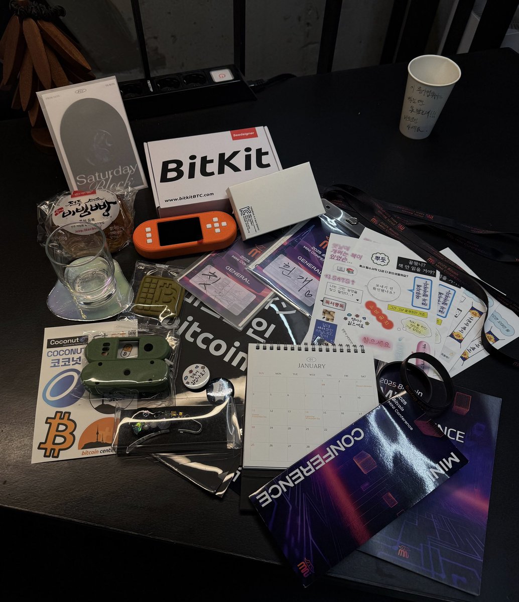 🧵2025 미니컨퍼런스
이제는 남편이 된 연인과 뉴비친구 데리고 설레는 맘으로 다녀왔습니다. 아쉽게도 실내에 파오운은 없더군요(기대했는디😂)
강연, 강의들 너무 좋았고 재밌었고! 뉴비친구데려온거 뿌듯했을만큼 아주 알찼음. 컨퍼 앞에 ‘미니’ 붙여놨지만 솔직히 미니라는 단어 전혀 안어울려요.