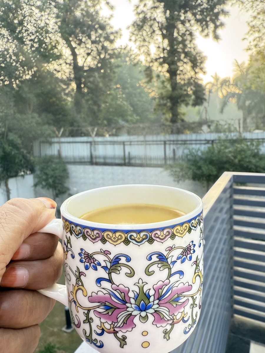 WriterSurabhi's tweet photo. This isn’t just a morning cup of chai. It’s a mug of self love. A block of thirteen minutes of ‘me time.’ And a feeling of gratitude and hope. https://t.co/PeWzty0YmX