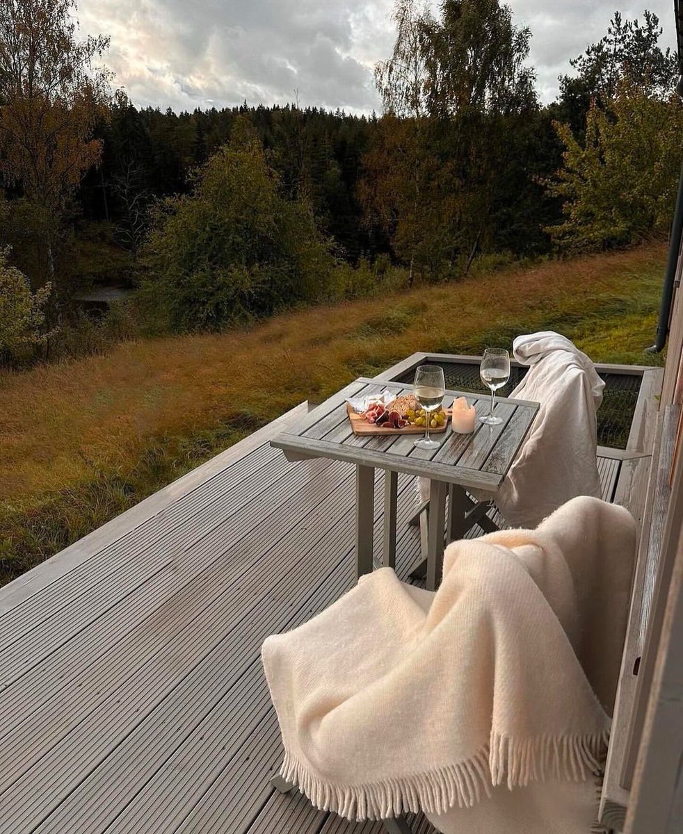 خواب کی طرح بکھر جانے کو جی چاہتا ہے
ایسی تنہائی کہ مر جانے کو جی چاہتا ہے

گھر کی وحشت سے لرزتا ہوں مگر جانے کیوں
شام ہوتی ہے تو گھر جانے کو جی چاہتا ہے