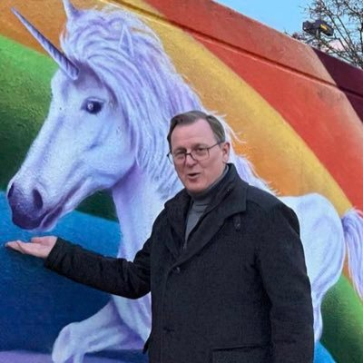 Die Handfläche ist leer, wie immer im Kommunismus...