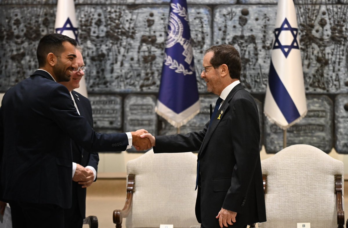 Isaac_Herzog's tweet photo. כשאנו מציינים היום את היום הבין-לאומי לשוויון זכויות לאנשים עם מוגבלות, נפגשנו עם מאות יזמי ״אימפקט״, שעוסקים בתחום הזה ובתחומים חשובים נוספים, כחלק מבורסת האימפקט - חזון לתשתית ומנוע לאומי, חברתי ועסקי ששואף להפוך את ישראל למעצמת האימפקט העולמית, ואת העולם למקום טוב יותר.

בשיח משותף התרשמנו מרוח העשייה יוצאת הדופן, מהמקוריות, ממחשבות פורצות דרך ומהרצון הטוב לחיים ושיקום - במיוחד אחרי מלחמה כל כך קשה ועקובה מדם. חשוב כל כך לייצר כיוון חיובי, שיבסס את ישראל כמדינה שממשיכה להביא ערך וטוב לעולם.

תודה לתומר לוי ולצוותו מפיקי היוזמה, להסתדרות הציונית העולמית ולכל השותפים. יזמים יקרים - המשיכו להפוך את הרעיונות הנפלאים שלכם לערך מניב לחברה כולה. עלו והצליחו!