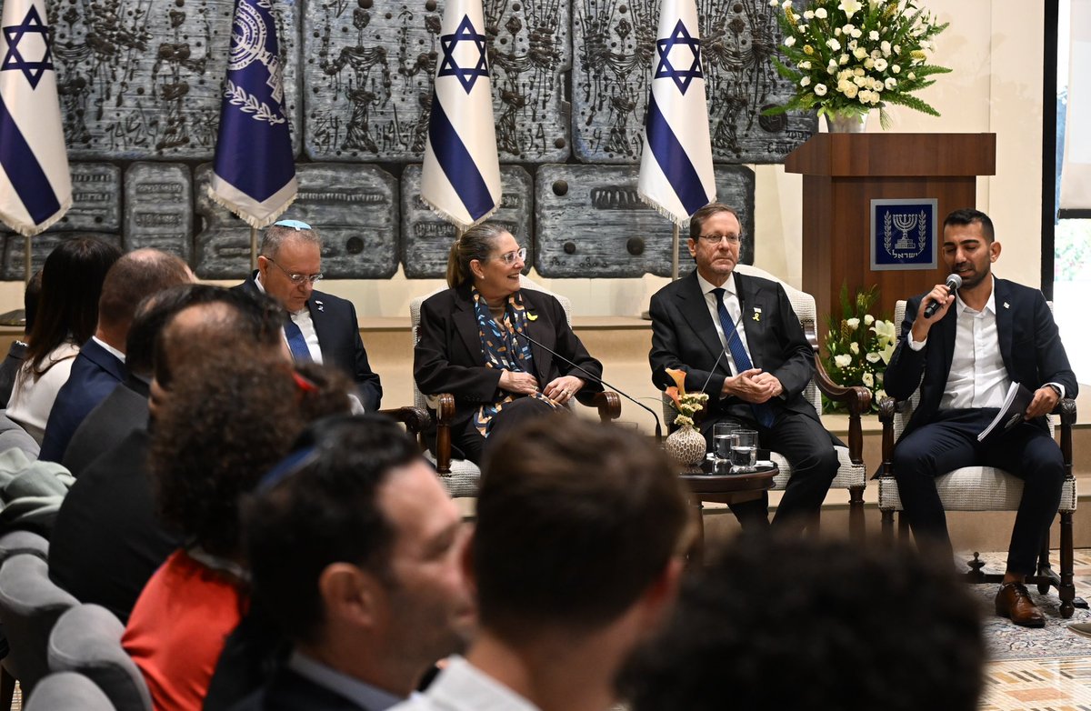 Isaac_Herzog's tweet photo. כשאנו מציינים היום את היום הבין-לאומי לשוויון זכויות לאנשים עם מוגבלות, נפגשנו עם מאות יזמי ״אימפקט״, שעוסקים בתחום הזה ובתחומים חשובים נוספים, כחלק מבורסת האימפקט - חזון לתשתית ומנוע לאומי, חברתי ועסקי ששואף להפוך את ישראל למעצמת האימפקט העולמית, ואת העולם למקום טוב יותר.

בשיח משותף התרשמנו מרוח העשייה יוצאת הדופן, מהמקוריות, ממחשבות פורצות דרך ומהרצון הטוב לחיים ושיקום - במיוחד אחרי מלחמה כל כך קשה ועקובה מדם. חשוב כל כך לייצר כיוון חיובי, שיבסס את ישראל כמדינה שממשיכה להביא ערך וטוב לעולם.

תודה לתומר לוי ולצוותו מפיקי היוזמה, להסתדרות הציונית העולמית ולכל השותפים. יזמים יקרים - המשיכו להפוך את הרעיונות הנפלאים שלכם לערך מניב לחברה כולה. עלו והצליחו!