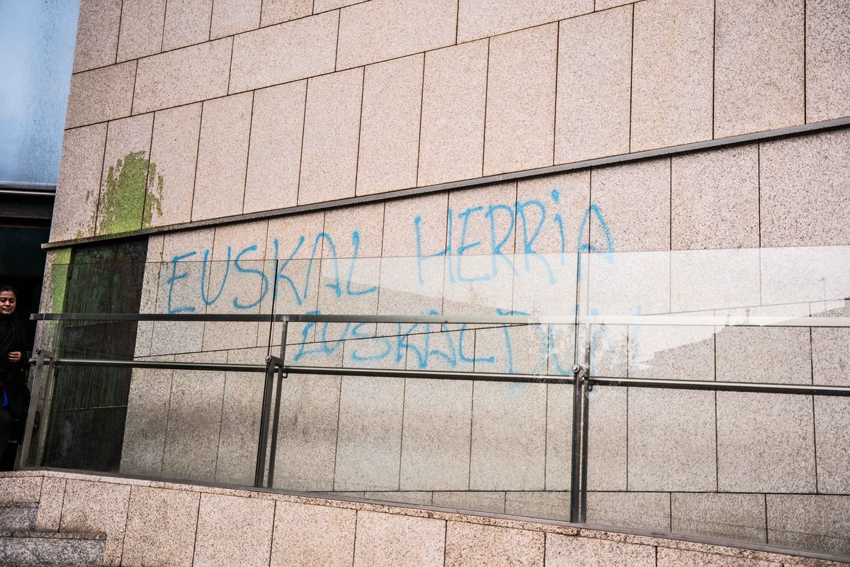 Euskararen kontrako oldarraldia bizi dugu. Hizkuntzaren gaineko oldarraldi politiko eta judiziala bizi dugu, eta euskararen aurkako epai zein erasoak etengabeak dira. 

Oldarraldia salatu eta euskarak independentzia behar duela aldarrikatzeko, Donostiako epaitegian izan gara.