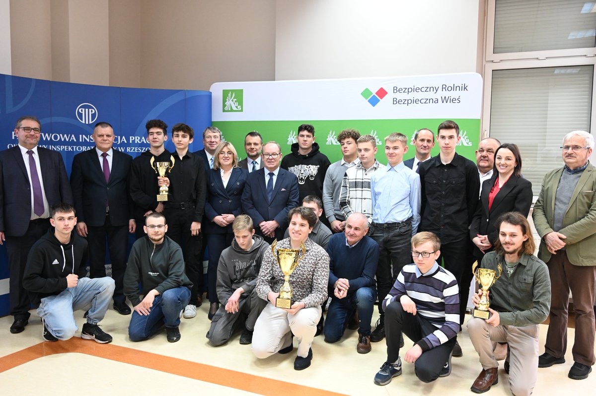 OIPRzeszow's tweet photo. 📢W @OIPRzeszow odbyła się dzisiaj XXVII edycja wojewódzkiej "Olimpiady wiedzy z zakresu BHP w rolnictwie indywidualnym".
Laureatom serdecznie gratulujemy. 👏
#PIP #KRUS #KOWR #PIR #ARiMR @puwrzeszow
#AGROHURT #PODR https://t.co/31qQ5t5g0A