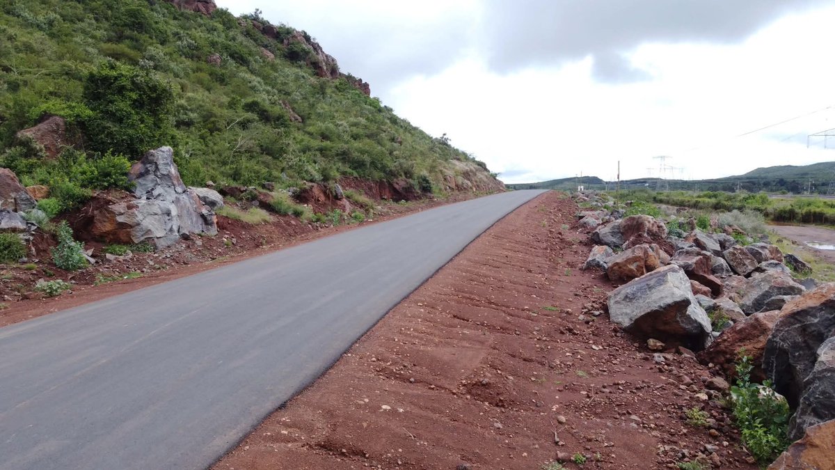 Roads_KE's tweet image. The Ngong–Suswa Road nears completion, set to ease pressure on the busy Mai Mahiu Escarpment Road while providing travellers with a modern, safer, and more efficient corridor via Ngong.
#SeamlessConnectivity | #DeliveringThePromise | #TuvukeSalama 
|| Photos Courtesy||
