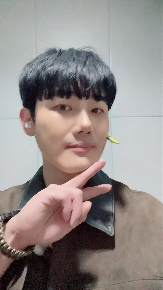 어쩌면 첫공이 제일 대본에 가까울수도 있지만 제일 불완전한 공연일텐데
귀한 발걸음 마음들 정말정말 감사해요. 
우리 모두 데이처럼 내안에 꺼저있는 빛 어둠이
있다고 생각해요. 
끝날때 까지 저도 제 안에 묻혀져있는 기억을 잘 꺼내볼게요. 정말정말 감사해요💙
무엇을 기억하는지가 나를만든다