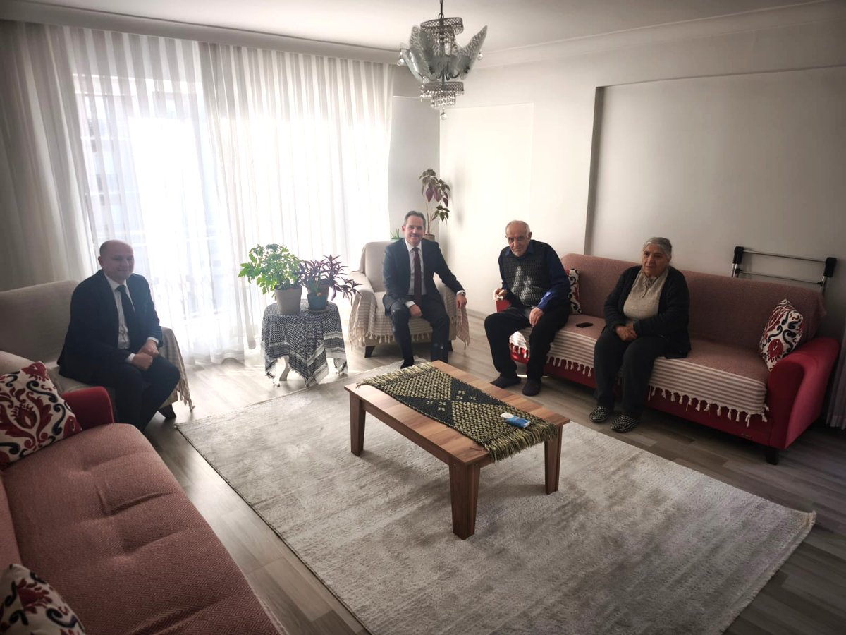 3 Aralık Dünya Engelliler Günü dolayısıyla Kaymakamımız Mehmet Nebi Kaya beraberinde İlçe SYDV Müdürümüz Yasin Çelik ile birlikte kıymetli hemşehrilerimizi hanelerinde ziyaret etti.