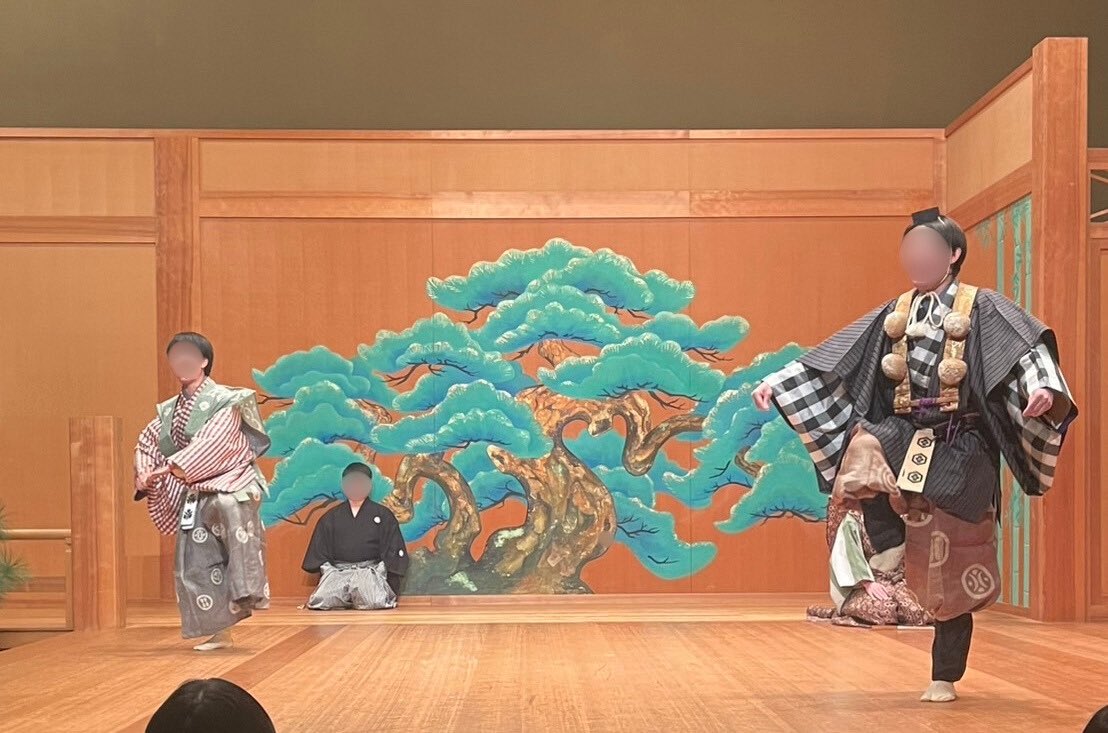 遅くなりましたが、11/30(日)に川崎能楽堂で行われた早稲田大学能楽連盟の秋季公演に参加致しました！
東大狂言研からは3名が参加し、狂言<蝸牛>を披露しました。
早稲田の各派の皆さんの仕舞や連吟も拝見でき、良い刺激となりました