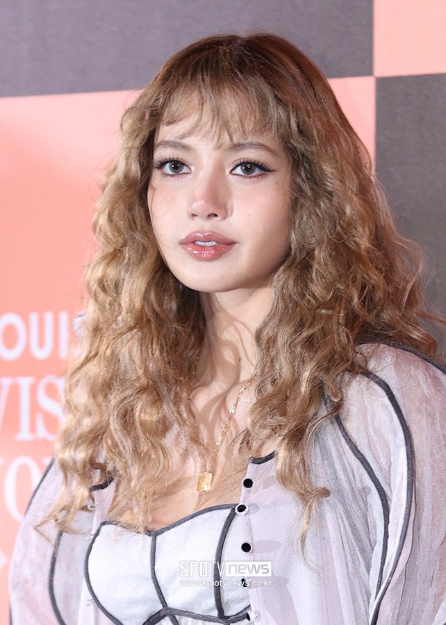 WORLDMUSICAWARD's tweet photo. #LISA looks so beautiful at the #LouisVuitton Visionary Journey event today in Seoul! 💪💃✨🌟😍🆕᯽𝑳𝐕🇰🇷🔥👑🤍

LISA X THE LV PLACE  
#LISAxLouisVuitton
@wearelloud
@BLACKPINK https://t.co/ycK0nz63Ev