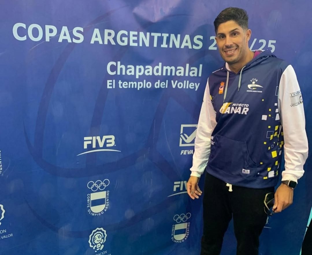 🇮🇨 El árbitro canario (grancanario), Aday González, consigue MATRÍCULA DE HONOR en el Curso de Árbitros de la Federación Internacional de Voleibol celebrado en Argentina en noviembre

Ha convivido con 17 colegiados de Argentina, Bolivia, Brasil, Chile, Colombia, Paraguay y Perú