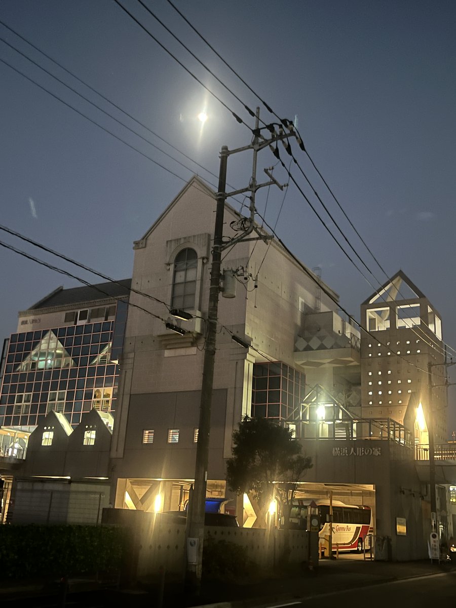 本日「ゲーム」開幕！
たくさんのお客様に来ていただきました。
明日も14時開演。
土日はそろそろ札止めの気配です。
明日明後日がねらい目。5日金曜は超おススメ！
というか「行こうかな？」と思っている方、この日しかないですよ！

shibai-engine.net/prism/webform.…

＃ゲーム　＃チェス　＃横浜人形の家