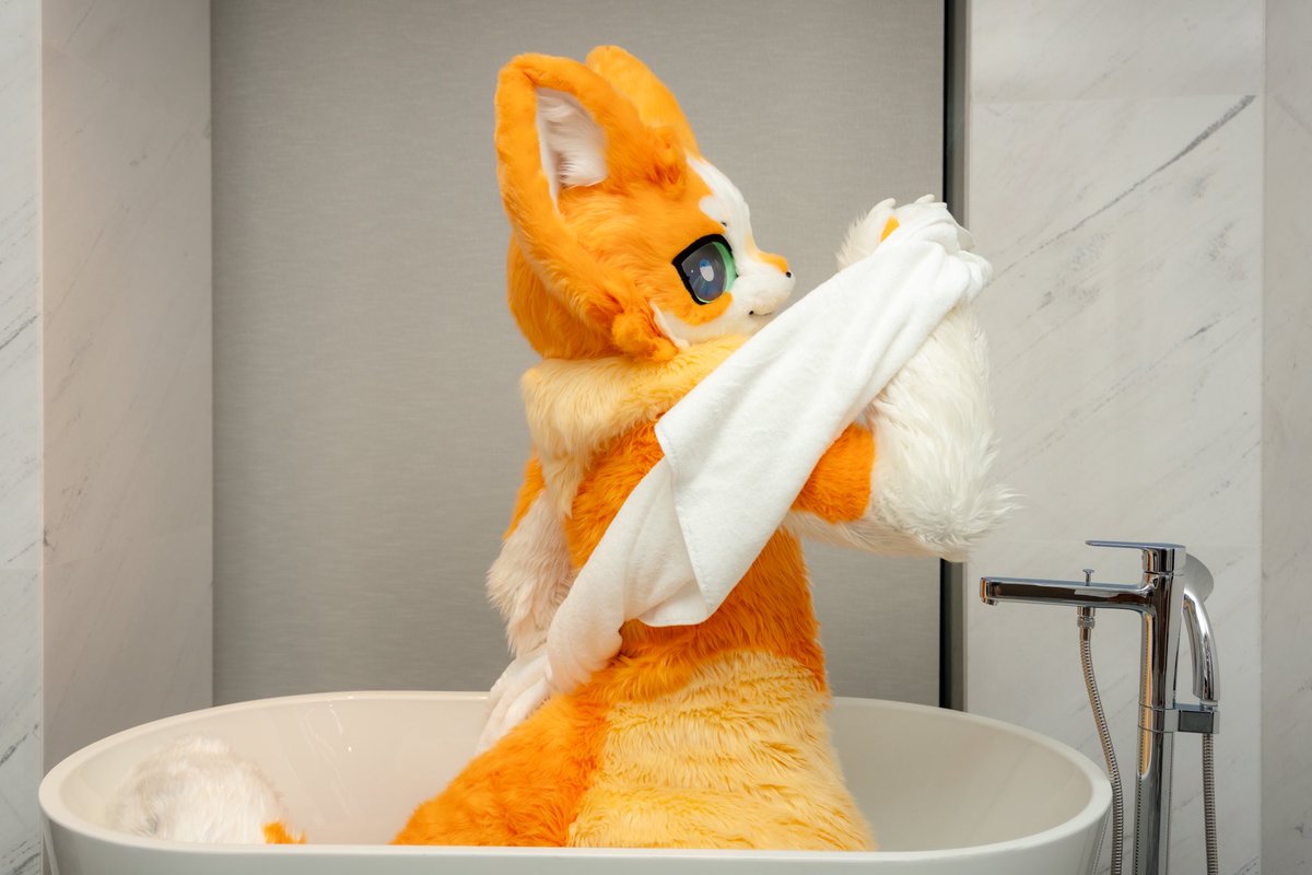 好像有什么怪东西在偷看
🛁🚿💦🧴🧼🧽🫧
🦹: 果冻
2025.10 广州·你好兽聚