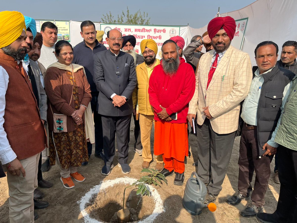 mohinderbhagat_'s tweet photo. ਅੱਜ ਲੁਧਿਆਣਾ ਦੇ ਲਾਡੋਵਾਲ ਸਥਿਤ ਬਾਗਬਾਨੀ ਵਿਕਾਸ ਕੇਂਦਰ ਵਿਖੇ ਬਾਗਬਾਨੀ ਫਸਲਾਂ ਦੀਆਂ ਨਵੀਂ ਤਕਨੀਕਾਂ ਸੰਬੰਧੀ ਰਾਜਪੱਧਰੀ ਸੈਮੀਨਾਰ-ਕਮ-ਪ੍ਰਦਰਸ਼ਨੀ ਵਿੱਚ ਬਤੌਰ ਮੁੱਖ ਮਹਿਮਾਨ ਸ਼ਿਰਕਤ ਕੀਤੀ।
ਕਿਸਾਨ ਭਰਾਵਾਂ ਨਾਲ ਫਸਲੀ ਵਿਵਿਧਤਾ, ਆਧੁਨਿਕ ਤਰੀਕਿਆਂ ਅਤੇ ਨਵੀਂ ਖੇਤੀ ਪ੍ਰਣਾਲੀਆਂ ਬਾਰੇ ਵਿਸਥਾਰਤ ਵਿਚਾਰ-ਵਟਾਂਦਰਾ ਕੀਤਾ।

ਇਸ ਮੌਕੇ ਡਾਇਰੈਕਟਰ ਡਾ. ਸ਼ੈਲਿੰਦਰ ਕੌਰ, ਸਵਾਮੀ ਮਨਵੇਸ਼ਵਰ ਆਨੰਦ ਜੀ, ਸਮੂਹ ਬਾਗਬਾਨੀ ਵਿਭਾਗ ਦਾ ਸਟਾਫ ਅਤੇ ਵੱਡੀ ਗਿਣਤੀ ਵਿੱਚ ਕਿਸਾਨ ਭਾਈਚਾਰਾ ਮੌਜੂਦ ਰਿਹਾ।