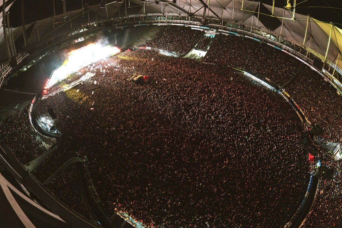 La última vez que vi a LFDAA entendí el concepto de misa. Entendí a los creyentes de todas las religiones. Un rito, en el que miles de creyentes van a adorar a un dios que no está presente físicamente (o si) cantando en su honor y divulgando su palabra.
La saqué desde el techo.