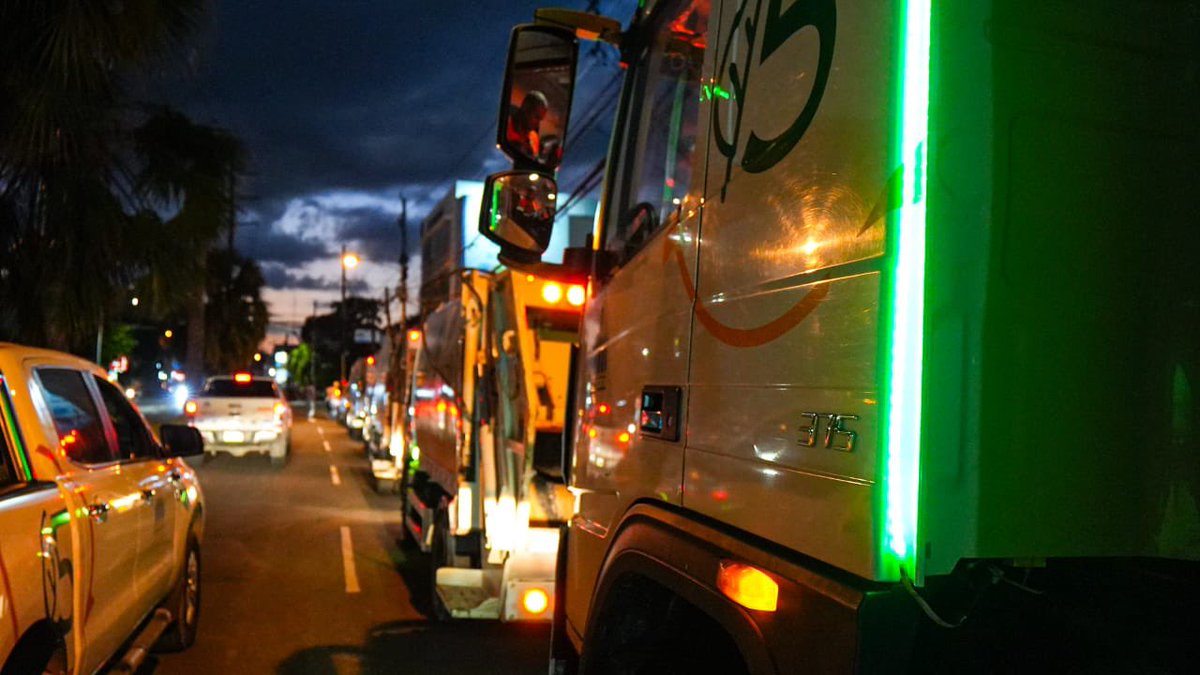 Eco5Rd's tweet photo. Este operativo tiene la misión de dejar nuestras calles limpias, seguras y acogedoras para que cada hogar y cada barrio reciban las fiestas con orgullo y orden.

¡Manos a la obra, La Vega! 🚛🎄✨ https://t.co/x8beax6OE8