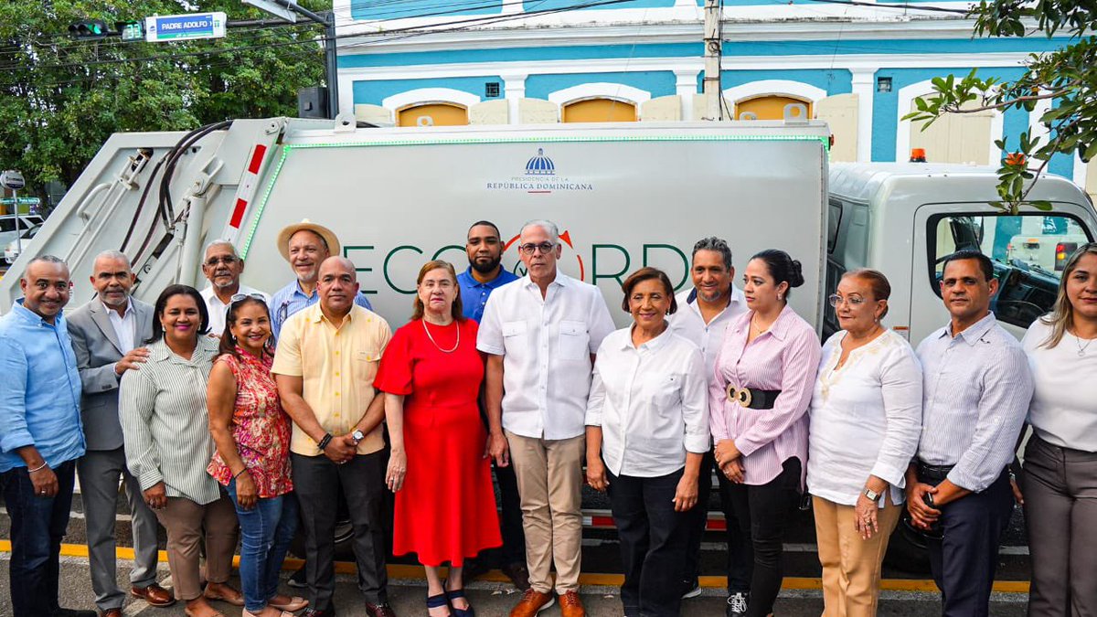 Eco5Rd's tweet photo. Hoy arrancamos la Ruta de la #LimpiezaNavideña en📍La Vega junto a la alcaldesa Amparo Custodio Guerrero, la gobernadora Luisa Jiménez y demás autoridades municipales y comunitarias. https://t.co/J9QIhQj1GY