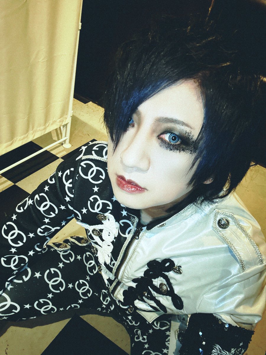 ギャロ東京単独公演初日
全霊で感謝します…！！

どうなることかと思ったが
終わり良ければ、というところまでは辿り着けた気がしてます。
皆んなのお陰だね。

もっと広報したい気持ちもあったのだけど。
明日はまた全然違う感じのステージになるだろうから
空腹で集合してOKですよ。