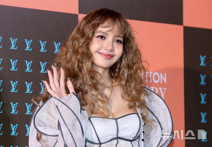 LILIES, make sure to ENGAGE with brand &amp; media posts about #LISA at the LV Event across all platforms. It’s rare to have Lisa on a fashion event outside PFW these days due to busy schedule, let’s hype her 🫶🏻

<a href="/wearelloud/">LLOUD</a> <a href="/LouisVuitton/">Louis Vuitton</a> 

LISA X LV THE PLACE 
#LISAxLouisVuitton