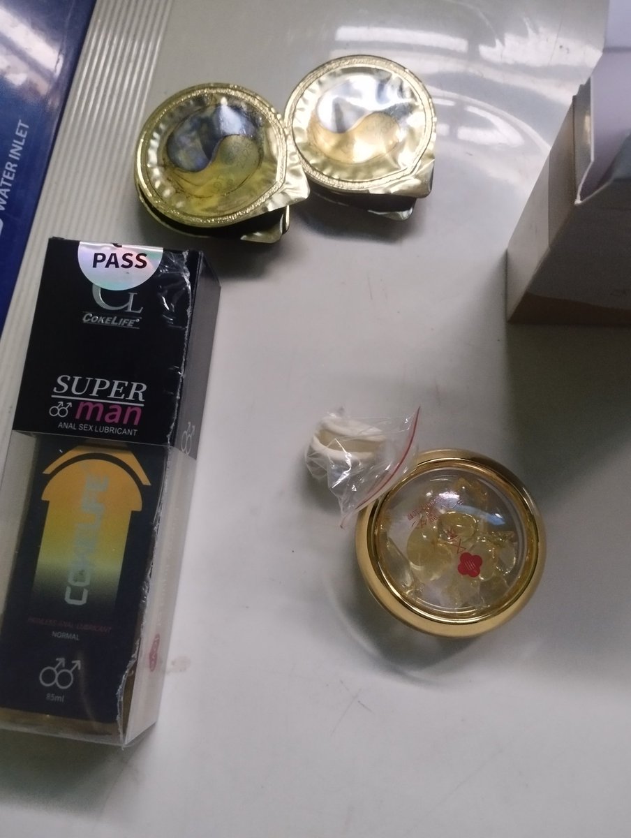 Sesajen untuk ritual double penetrasi  .
Bukan iklan tapi buat yang mau coba atau sering  an*l pelumas ini tuh bisa mengurangi rasa nyeri untuk wf dan juga gak gampang lengket dari pelumas yang lainnya
Kita sih udah coba berbagai merek tapi suka yang ini lebih licin dan gak