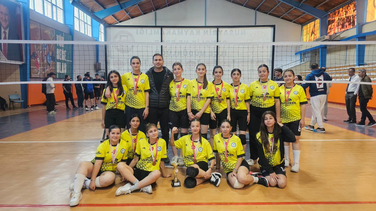 Akarsucpal's tweet photo. Okulumuzun voleybol takımı ilçede düzenlenen turnuvayı ilçe üçüncüsü olarak tamamlamıştır. Başarı da emeği geçen Beden eğitimi öğretmenimiz Sezer Uçar ve  Öğrencilerimizi tebrik eder başarılarının devamını dileriz.👏
@mardinilmem
@nusaybin_mem 
@Nsy_Kaymakamlik 
@haciavlanmaz https://t.co/Dzds5CZ5hw