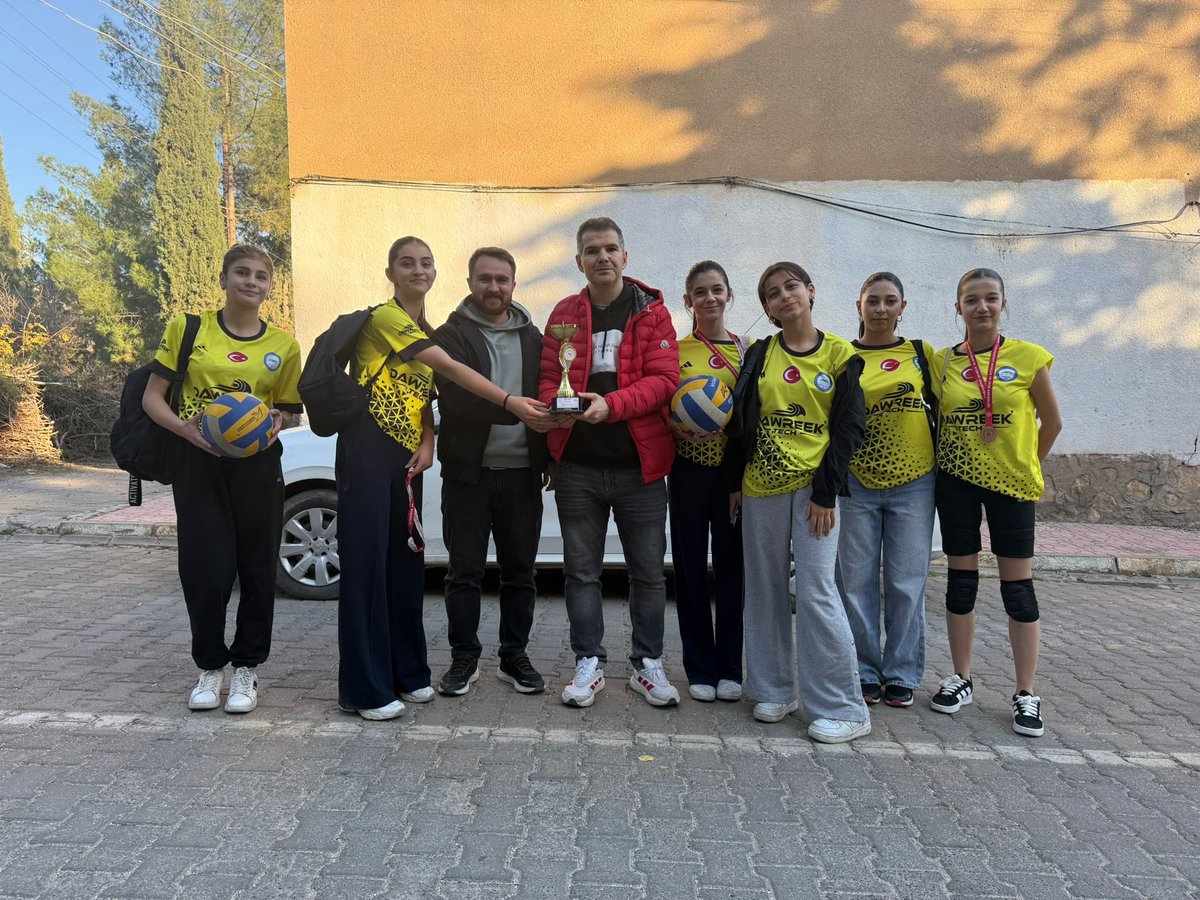 Akarsucpal's tweet photo. Okulumuzun voleybol takımı ilçede düzenlenen turnuvayı ilçe üçüncüsü olarak tamamlamıştır. Başarı da emeği geçen Beden eğitimi öğretmenimiz Sezer Uçar ve  Öğrencilerimizi tebrik eder başarılarının devamını dileriz.👏
@mardinilmem
@nusaybin_mem 
@Nsy_Kaymakamlik 
@haciavlanmaz https://t.co/Dzds5CZ5hw