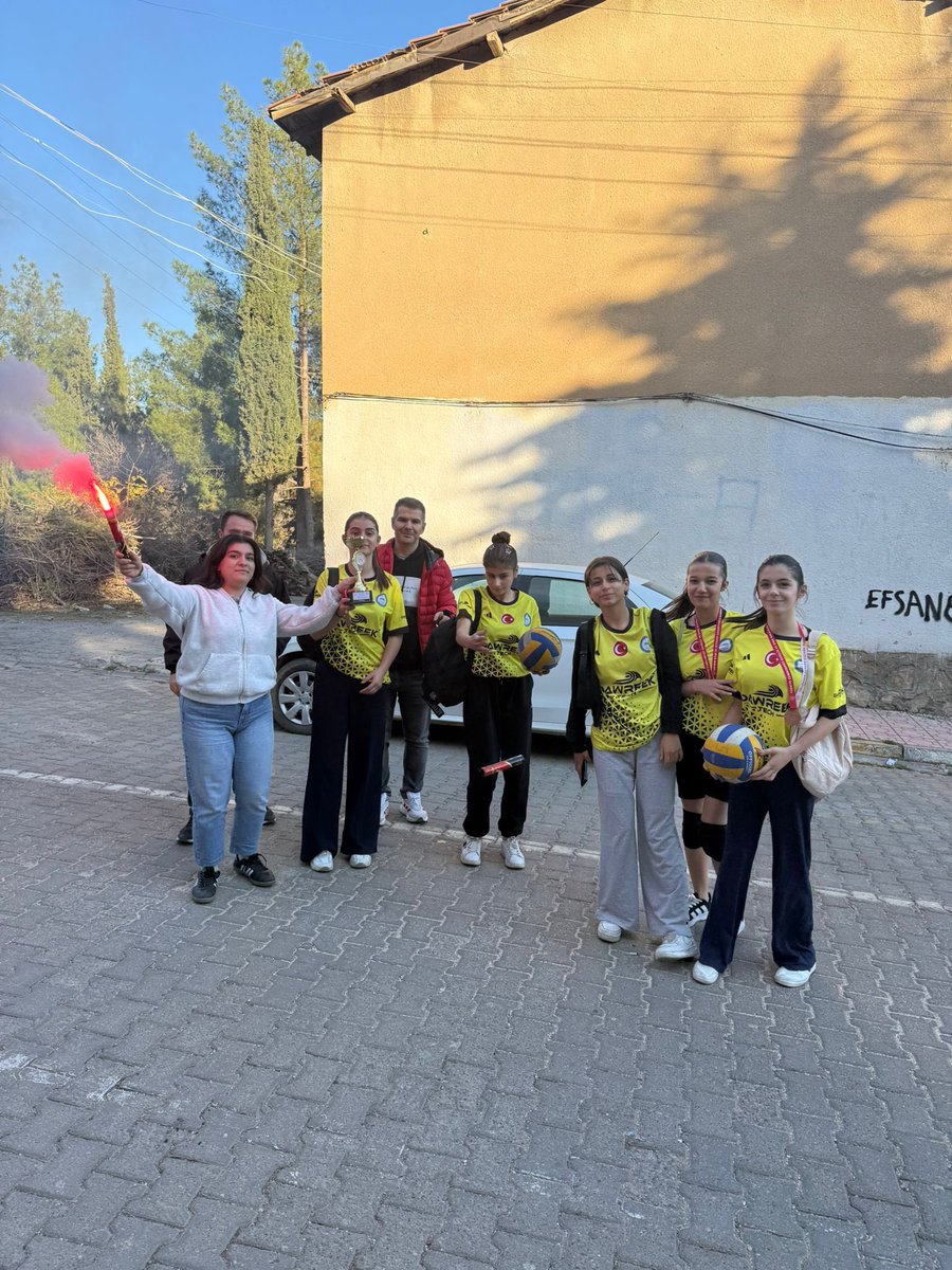 Akarsucpal's tweet photo. Okulumuzun voleybol takımı ilçede düzenlenen turnuvayı ilçe üçüncüsü olarak tamamlamıştır. Başarı da emeği geçen Beden eğitimi öğretmenimiz Sezer Uçar ve  Öğrencilerimizi tebrik eder başarılarının devamını dileriz.👏
@mardinilmem
@nusaybin_mem 
@Nsy_Kaymakamlik 
@haciavlanmaz https://t.co/Dzds5CZ5hw
