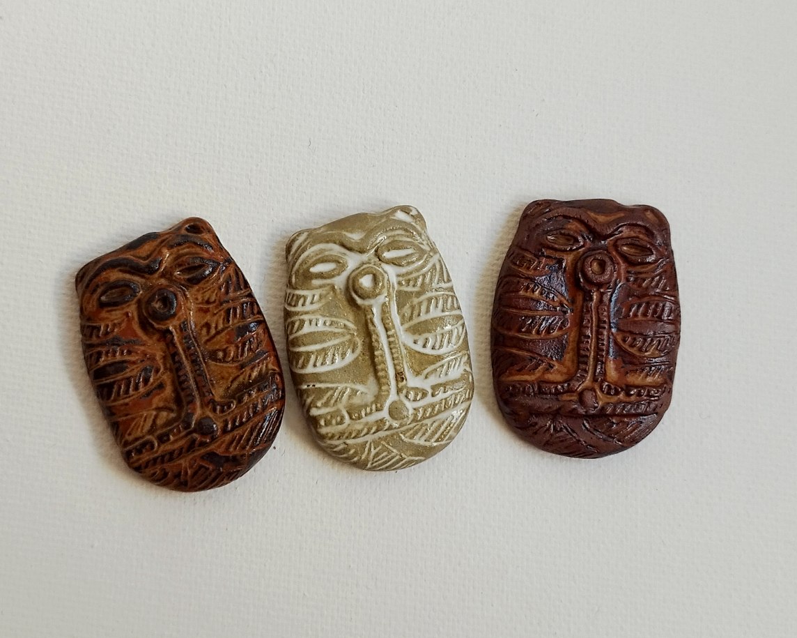 ＃博物クリスマス
今年もドキドキ！縄文ガチャをお出しする予定です。今回のおnewは、青森の人面付中空土版を模した箸置きが入ります！